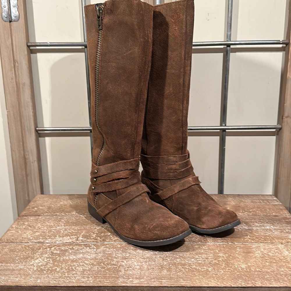Suede and leather boot size 7 In good condition